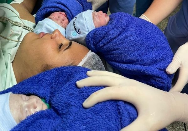 O parto foi emocionante para a mãe e a equipe