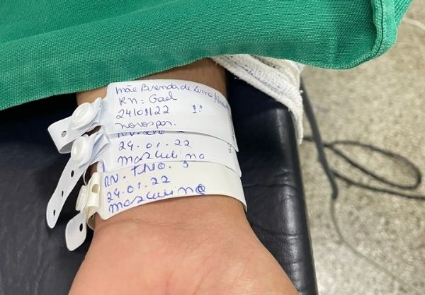 Brenda recebeu as três pulseiras de identificação dos seus bebês